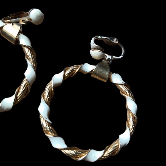Vintage 1970’s Gold Plated & Creamy White Twisted Hoop Clip Earrings Jewelry - Picture 7 of 8